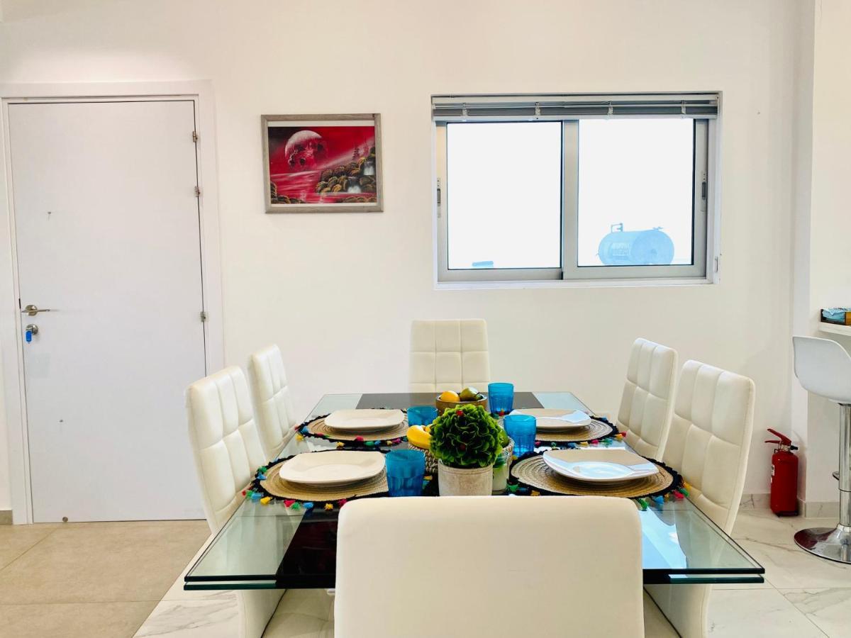 라르나카 Panoramic Seaside Getaway, 2-Br Penthouse 아파트 외부 사진